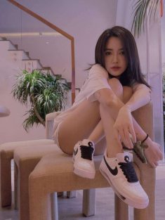 Chẳng mê sắm túi hiệu hay cao gót thục nữ, sao Việt chuyển hướng style với món đồ rất “chiến”