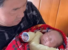Cho con gái ngủ với ông nội, đêm nào cũng nghe tiếng động lạ, mẹ trẻ lén nhìn sững sờ
