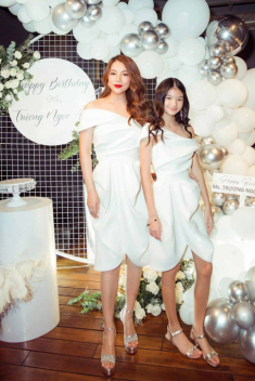 Con gái Trương Ngọc Ánh đứng cạnh một bé gái giống như chị em ruột, danh tính cũng không vừa