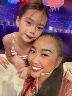 Diễn show cùng mẹ, con gái Đoan Trang tự make up, biểu cảm cực yêu