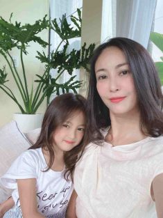 Đọ dáng Hoa Hậu đăng quang năm 16 tuổi, cháu gái cựu Thứ trưởng được dự đoán soán ngôi