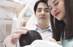Đông Nhi đưa con gái đi khám, dân tình “đỏ mặt” vì hành động nơi đông người của bé Winnie