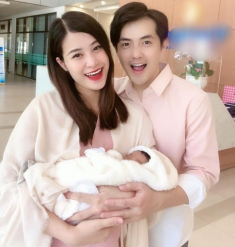 Đông Nhi nửa đêm dậy cho con bú, hành động của Ông Cao Thắng nhiều mẹ bỉm ghen tỵ