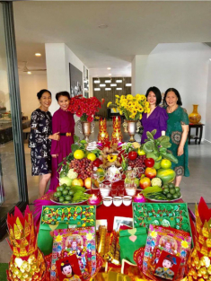 Hà Hồ cúng mụ cho 2 con trong nhà triệu đô, nhìn kỹ mới thấy đúng chuẩn đại gia