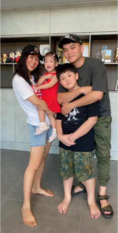 Lê Phương đón giao thừa bên gia đình, dân mạng chú ý bàn tay con trai riêng bên cha dượng
