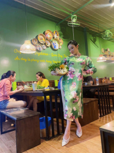 Lên thảm đỏ không ai lộng lẫy bằng, nhưng Angela Phương Trinh đứng bán cơm chỉ diện áo dài sen