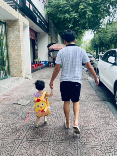 Lộng lẫy ở đâu chứ đưa con đi học, sao Việt cũng quần đùi áo phông tuềnh toàng như ai