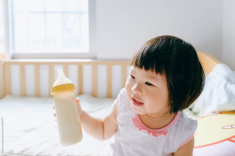 Mách mẹ bí quyết chọn sữa đúng cách cho bé biếng ăn, thấp còi