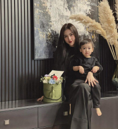 Mẹ Á hậu HHVN diện đồ hiệu tỷ đồng, con trai 365 ngày đi một đôi giày, lý do đây