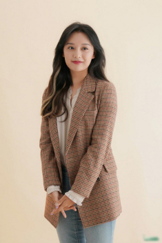 Ngắm style của mỹ nhân “Hậu duệ mặt trời” trong phim mới, nàng nhặt được khối outfit hay ho