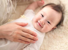 Nghe lời mẹ chồng cắt lông mi cho con, khi con gái được 1 tuổi mẹ trẻ ngẩn ngơ