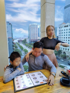 Phát hiện mẹ 1 con Việt mắc bệnh “dị ứng áo ngực”, cứ ra đường là hở hang hết cỡ