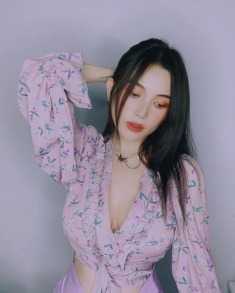 Sĩ Thanh diện chiếc áo “xoắn quẩy” khoét sâu bất tận, khuôn ngực tròn căng hoá nổi bần bật