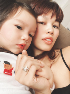 Siêu mẫu Hà Anh phẫn nộ vì mặt xinh của con gái bị đem đi quảng cáo bán bò khô