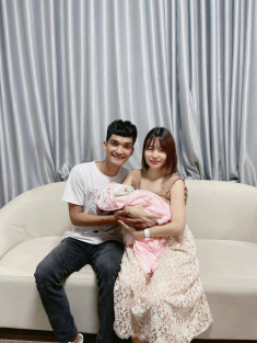 Sinh non 1,9kg, con gái Mạc Văn Khoa đã được mẹ can thiệp làm đẹp điểm đầu tiên trên mặt