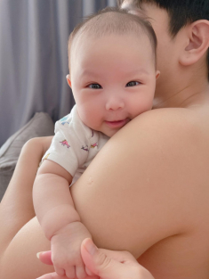 Thu Thủy khoe con gái với chồng kém 10 tuổi, đôi mắt biết cười cực cuốn hút