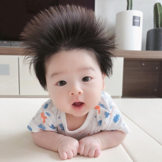 Tóc trẻ sơ sinh mọc dựng đứng kèm theo biểu hiện này cần đi khám bác sĩ
