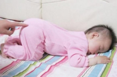 Trẻ sơ sinh thích quỳ gối nằm sấp khi ngủ, mẹ coi chừng bé vướng 3 vấn đề