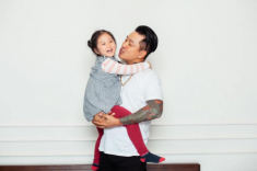 Tuấn Hưng khẳng định ôm hôn con gái vợ cũng không ghen, dân tình đoán: Tối còn cướp giường!
