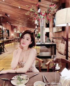 Vượt qua tai tiếng, hotgirl Trâm Anh giờ mặc chất ngất, khoe body rực lửa vẫn sang