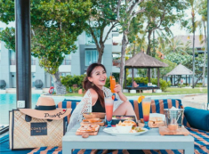 Xinh như gái 20, bà nội U60 chăm cháu thường xuyên bị nhầm là vợ con trai