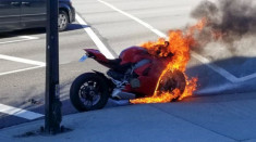 Ducati Panigale V4 2018 đột ngột bốc cháy không rõ nguyên nhân??