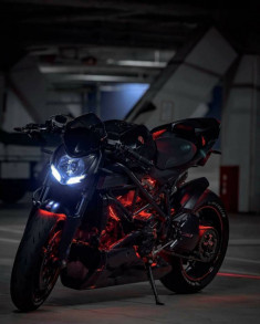 Ducati Streetfighter 848 gã côn đồ đường phố tạo dáng cực ngầu dưới tầng hầm tối đen