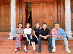 Hết Tết còn Xuân, Lâm Vỹ Dạ vẫn diện áo dài, đi dép đơn giản nhưng soi giá “bỏng tay”