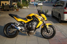 Honda CB650F tạo dáng đầy gợi cảm bên tông màu yellow Sporty