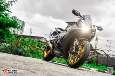 Honda CBR1000RR lịch lãm bên dàn chân sáng chói