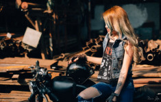 Ngắm bóng hồng Sexy đọ dáng bên Cafe Racer ở ngoại ô Sài Gòn