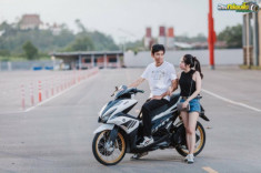 Yamaha Aerox 155 độ mang đôi chân bức tốc của cặp vợ chồng mới cưới trên đất Thái