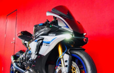 Yamaha R1M nâng cấp hoàn thiện với phụ kiện Carbon fiber