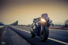 Yamaha R6 chiến mã tạo dáng cực ngầu trên xa lộ