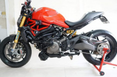 Ducati Monster 1200S độ nhẹ nhàng với dàn đồ chơi kinh điển của Biker Việt