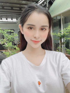Á hậu chuyển giới đeo túi đi làm từ thiện, biết giá ai nấy toát mồ hôi hột