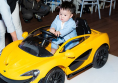 Bố mẹ là rich-kid, cháu ngoại Minh Nhựa tròn 1 tuổi cũng “đập hộp” toàn áo quần đắt đỏ