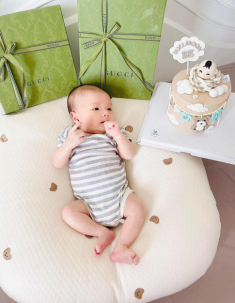 Cháu trai độc nhất của Mai Phương Thuý, 1 tháng tuổi đã diện đồ hiệu ai cũng ao ước