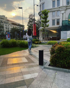 Chuẩn mẹ con nhà hào môn: Hết cặp xe bạc tỷ, Đàm Thu Trang-Suchin còn có túi nghìn đô đồng bộ