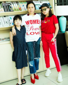 Con gái Phượng Chanel ăn diện “đụng độ” mẹ, style tiểu thư sinh ra từ vạch đích sang ngất ngây