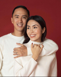 Con gái Tăng Thanh Hà quấn giấy làm váy siêu đáng yêu