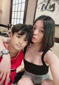 Con trai Lệ Quyên 9 tuổi mê giày hiệu, được bố đầu tư phong cách ăn mặc chuẩn rich kid