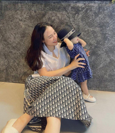 Đàm Thu Trang lên đồ hiệu sang xịn ai dè bị “thế lực nhí” cho làm phụ hoạ