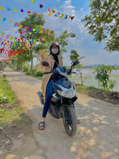 Đăng quang chưa được bao lâu, Đỗ Thị Hà gây sốt với bàn tay lấp lánh hột xoàn