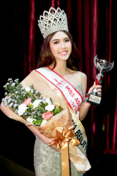 Dạo phố Mỹ, Hoa hậu từng bị vu khống thuộc đường dây “tú ông” diện bikini khoe ngực bức thở
