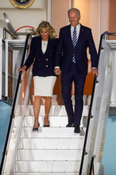 Đến thăm Anh, vợ tổng thống Mỹ kết thân váy đầm trẻ trung, có bộ nổi không kém Kate Middleton