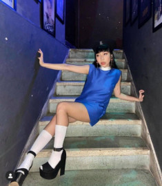 Đi giày siêu cao, con gái diva Mỹ Linh sải bước cầu thang thượng thừa như người mẫu