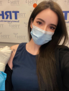 Đi tiêm vaccine, cô gái được chú ý vì xách túi hiệu gần nửa tỷ đồng