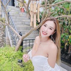 Diện quần ngắn tới nỗi chẳng che nổi vòng 3, hot girl vẫn vô tư tạo dáng trước ống kính