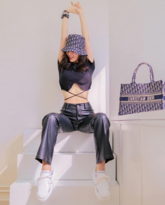 Đông Nhi diện croptop thắt dây khoe trọn eo con kiến, phụ kiện trăm triệu cũng lu mờ